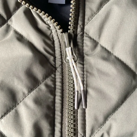 Vuori bomber jacket. Size small. Olive Green Quilted and no longer made - Picture 4 of 9